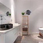 Hall Vi By Aston Apartament